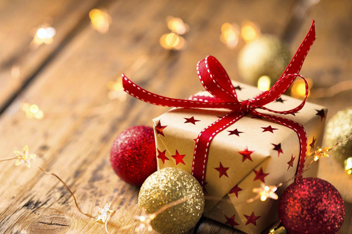 Distribution de colis de Noël aux 75 ans et plus