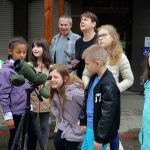 Observation des faucons pèlerins par les enfants de l'Ecole du Centre